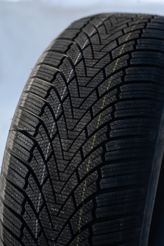 фото протектора и шины WINTERHAWKE I Шина ZMAX WINTERHAWKE I 215/65 R16 98T